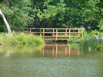 Holzbrücke für Fußgänger 